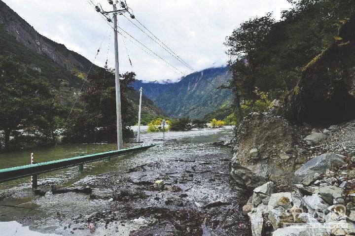 西藏雅鲁藏布江米林段山体滑坡形成堰塞湖