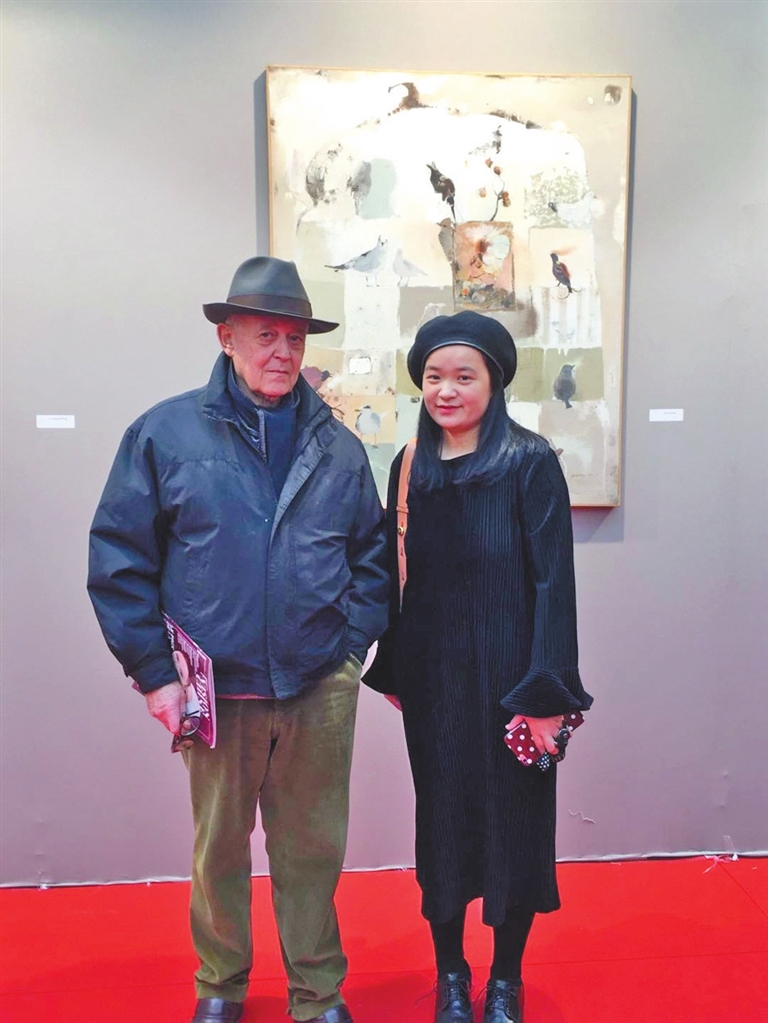 叶惠玲(右)与外国观众合影.