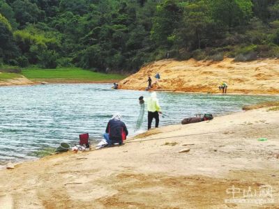 水库垂钓 屡劝不止